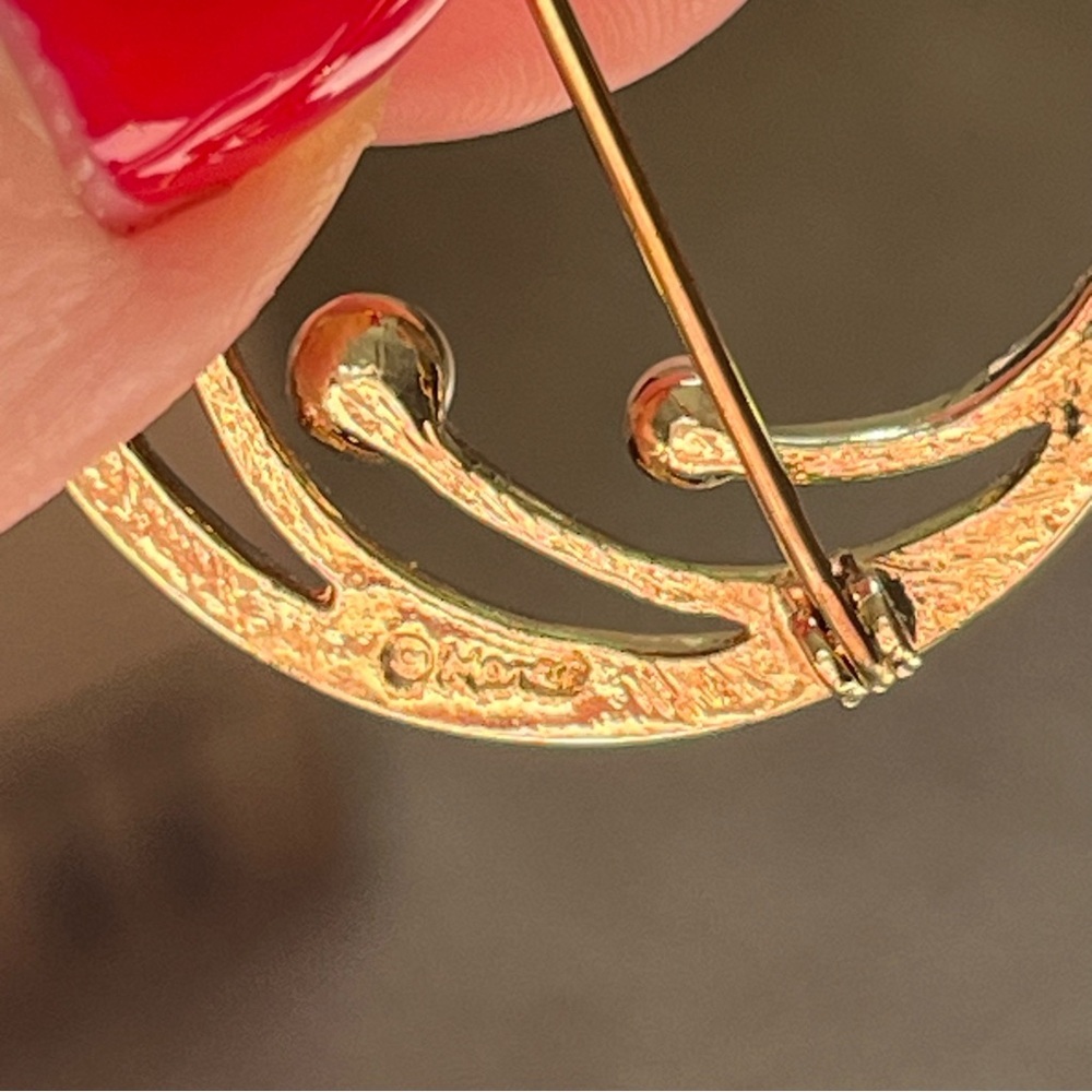 Vintage Monet Gold Tone Circle Pin Brooch with Faux Pearls - Picture 4 of 4